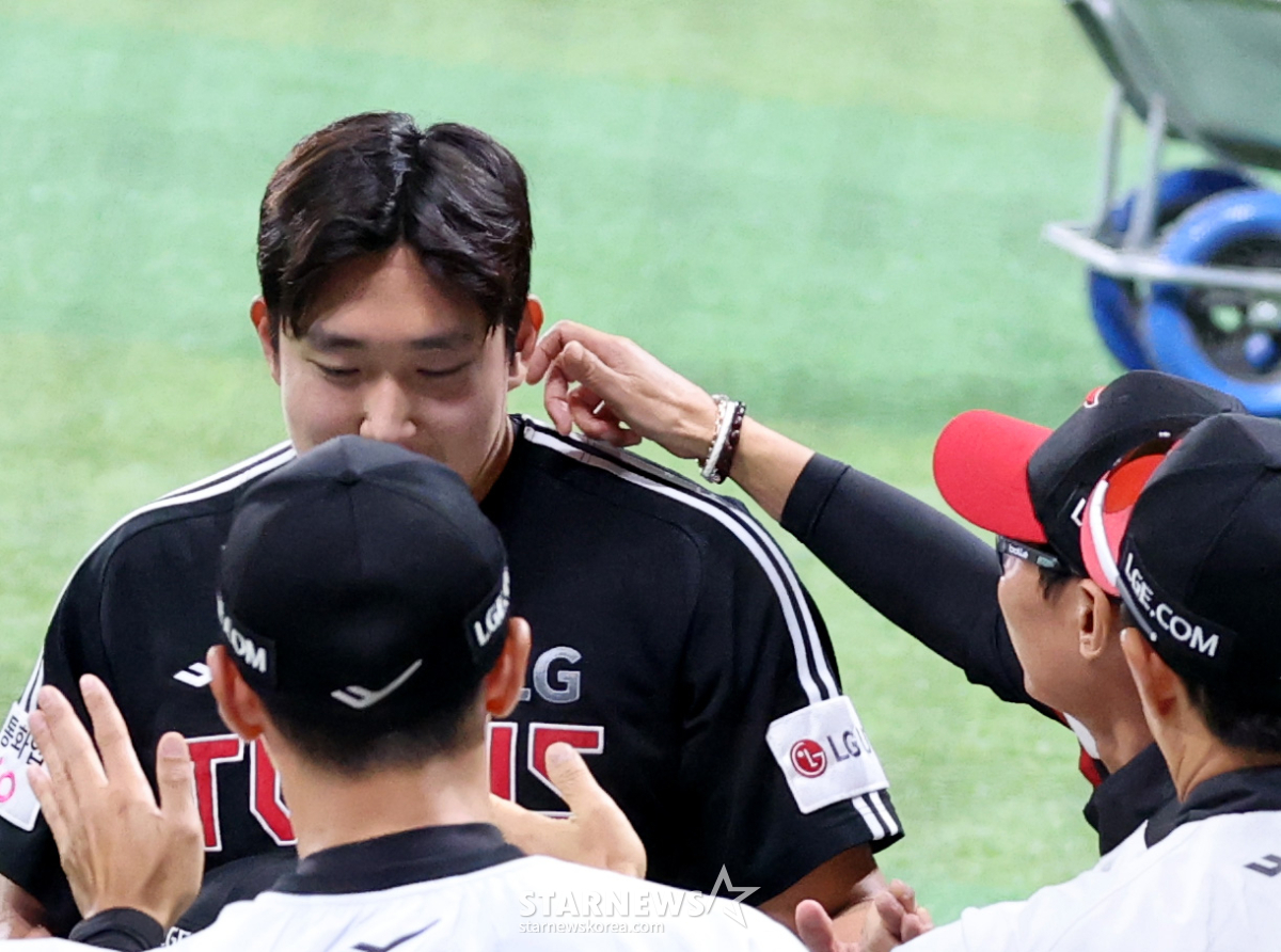 El cerrador de los LG Twins, Son Ju-young, subió al montículo en la parte baja de la novena entrada para defender una ventaja de un punto en el partido entre Kiwoom Heroes y LG Twins que se disputó el día 2 en el Gocheok Sky Dome. Sin embargo, permitió dos bases por bolas consecutivas a los bateadores. Hoy también, 'Jang-ju-young' (el apodo de Son) ofreció al entrenador Yeom Kyung-yeop una novena entrada llena de tensión. 2026.07.02. /Foto=Kang Young-jo cameratalks@