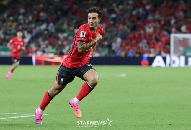 El partido de la tercera ronda de clasificación del Grupo A de la Copa Mundial de la Concacaf 2026 entre Corea del Sur y Sudáfrica se disputó el día 25 (hora de Corea) en el Estadio BBVA de Monterrey, México. Yoonseung avanza en carrera lateral. /Foto=corresponsal jefe Kim Jin-kyung.