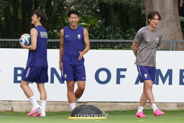 The South Korean national football team conducted its first training session on the 6th at Chivas Valle Verde in Guadalajara, Mexico, five days before the 2026 North American World Cup. Lee Jae-sung and Son Heung-min are performing balance training in front of Coach Hong Myung-bo. The Hong Myung-bo-led team will play their fateful Group A opener against Czechia on June 12 at 11 a.m. (Korean time) and the pivotal second match against host nation Mexico one week later, on the 19th at 10 a.m., both in Guadalajara. /Photo=Chief correspondent Kim Jin-kyung.