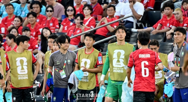 Son Heung-min (center), who was on the bench for the South Africa match, watches his teammates. /Photo=Chief correspondent Kim Jin-kyung.