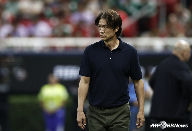 Former South Korea national team coach Hong Myung-bo watching a match. /AFPBBNews=NEWS1