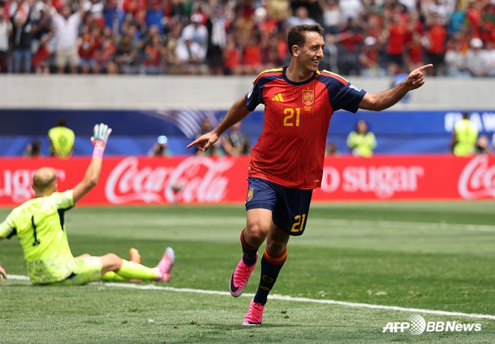 Mikel Oyarzabal (en el centro) realiza su celebración de gol. /Foto=AFPBBNews=News1