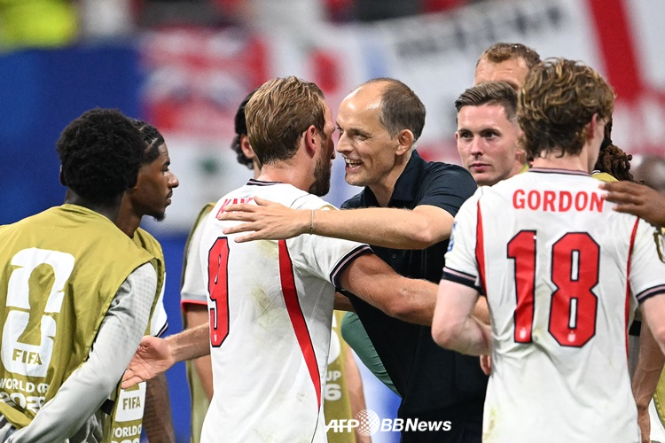 Harry Kane (số 9) và HLV Toumas Tuchel (giữa). /AFPBBNews = Tin tức 1