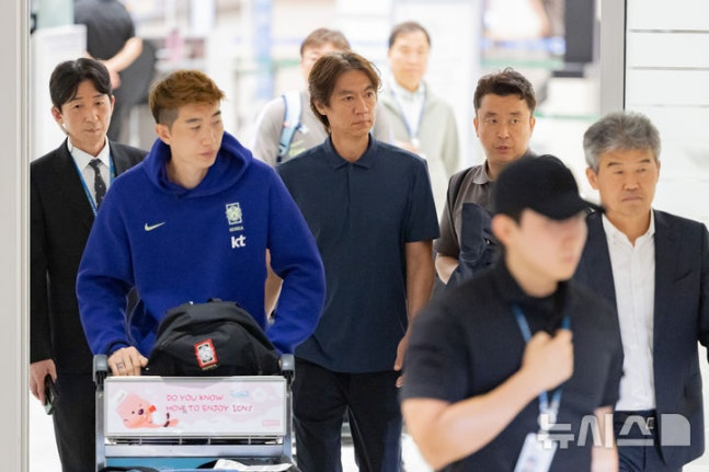 Coach Hong Myung-bo (in the center) returning home through Terminal 2 of Incheon International Airport on the 29th of last month. /Photo=NEWSIS