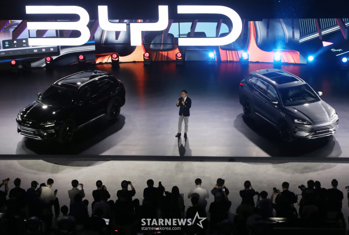 (Busan=NEWS1) Reporter Yoon Il-ji = At the press day for the '2026 Busan Mobility Show' held on the 26th at BEXCO Exhibition Hall 1 in Haeundae-gu, Busan, BYD Korea unveiled its plug-in hybrid electric vehicle (PHEV) model, the BYD SEALION 6 DM-i, for the first time in the domestic market. Starting with this press day, the 'Busan Mobility Show,' themed 'Moving Tomorrow,' will open on the 27th and run until May of next month. The event features participation from 141 companies across 12 countries, including domestic and international automakers, showcasing future mobility technologies and new vehicles. 2026.6.26/NEWS1 Copyright © NEWS1. All rights reserved. Unauthorized reproduction, redistribution, or use for AI training is prohibited. /Photo=NEWS1) Reporter Yoon Il-ji