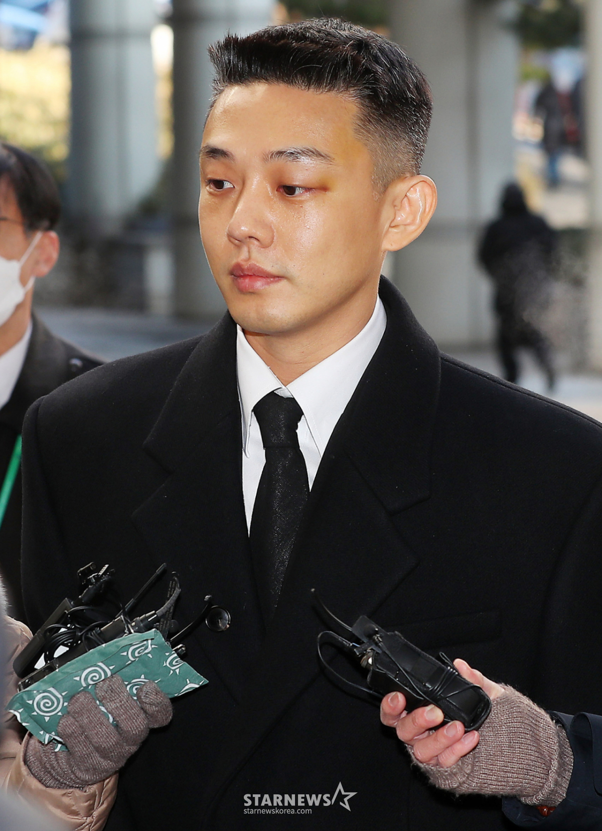 El actor Yoo Ah-in (nombre real Eom Hong-sik), acusado de violar la Ley de Control de Sustancias Narcóticas (sustancias psicotrópicas, entre otras), asistió el día 22 por la mañana a una audiencia celebrada en el Tribunal Central del Distrito Seocho de Seúl. En octubre del año pasado, Yoo Ah-in fue acusado formalmente sin detención previa por inyección habitual de propofol, compra ilegal de recetas de hipnóticos a nombre de terceros, consumo de marihuana e incitación y destrucción de pruebas. 2024.01.22 /foto=Kim Chang-hyun