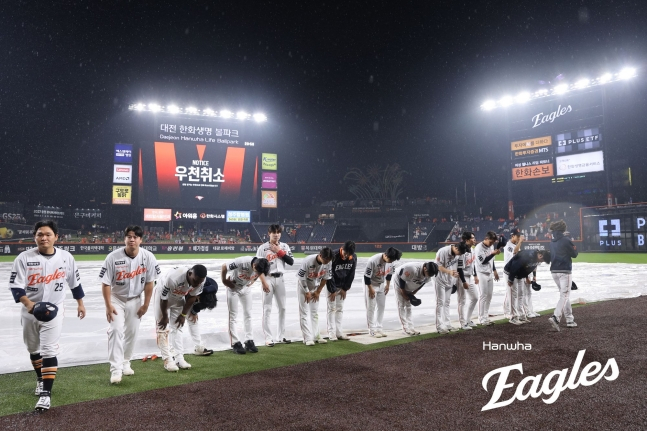 The Hanwha Eagles players are seen coming out onto the field after their game against KT Wiz was called off due to rain after three innings last month, greeting the spectators. /Photo=Hanwha Eagles