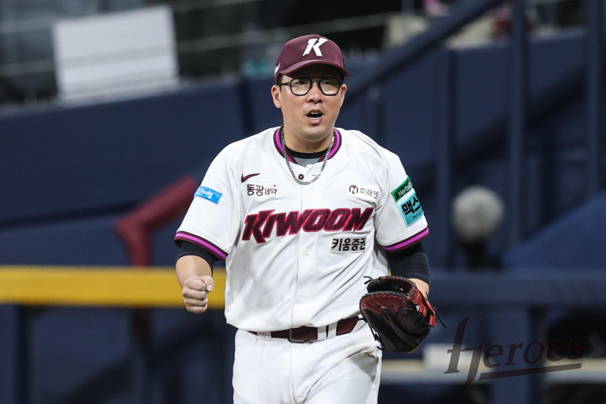 An Chi-hong celebra tras la victoria del día 3. /Foto=Federación de Béisbol Profesional de Corea (Kiwoom Heroes) proporcionado