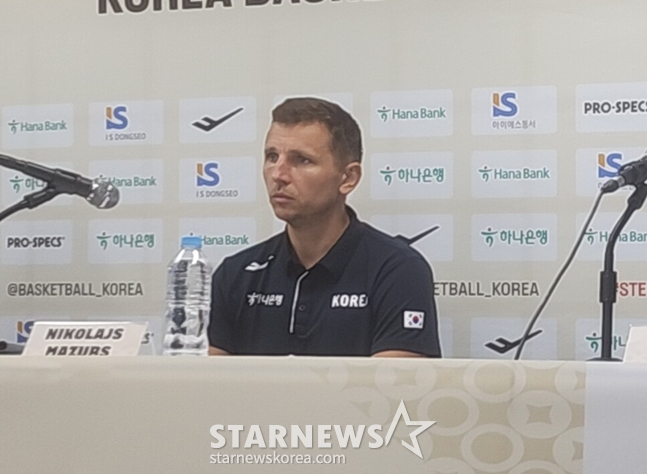 Coach Majors held a press conference after the match. /Photo=Reporter Park Soo-jin