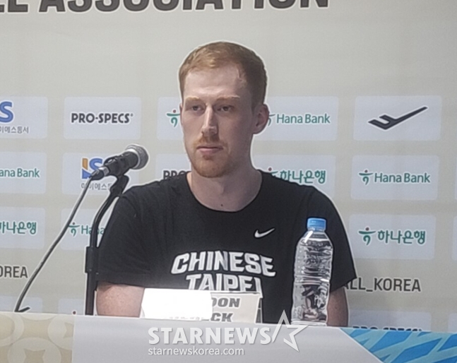 Taiwan national team center Brenden Gillbeck speaks at the post-game press conference. /Photo=Reporter Park Soo-jin