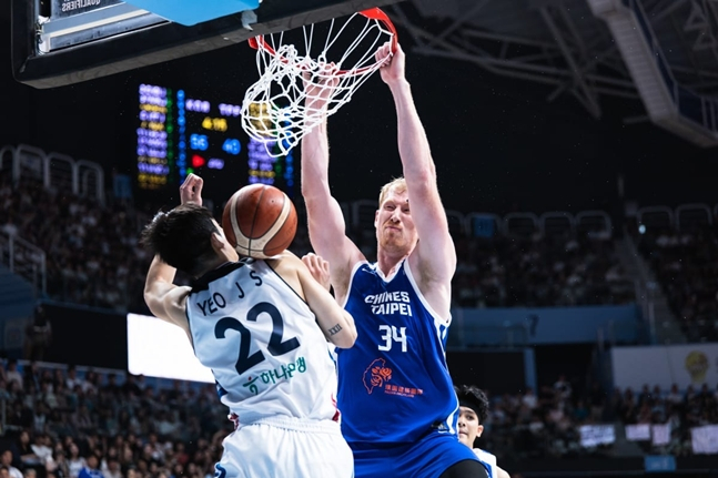 Gillbeck succeeded in a dunk despite Yu Jun-seok's (left) defense. /Photo=FIBA official website