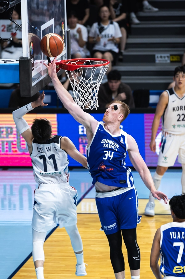 Gillbeck (right) blocks Lee Woo-seok's shot. /Photo=FIBA