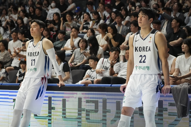 Lee Woo-seok (left) and Yeo Jun-seok looking disappointed. /Photo=Korea Basketball Association