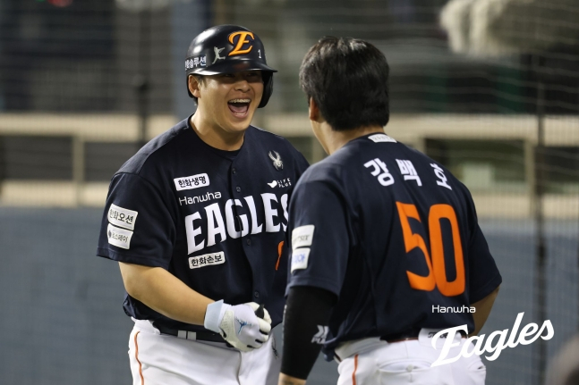 Но Си Хван (слева) из Hanwha Eagles делится радостью с Кан Бэк Хо после того, как совершил хоум-ран в конце восьмого иннинга против LG Twins на бейсбольном стадионе Джамсиль в Сонгпа-гу, Сеул, 3-го числа. /Фото = Предоставлено Hanwha Eagles