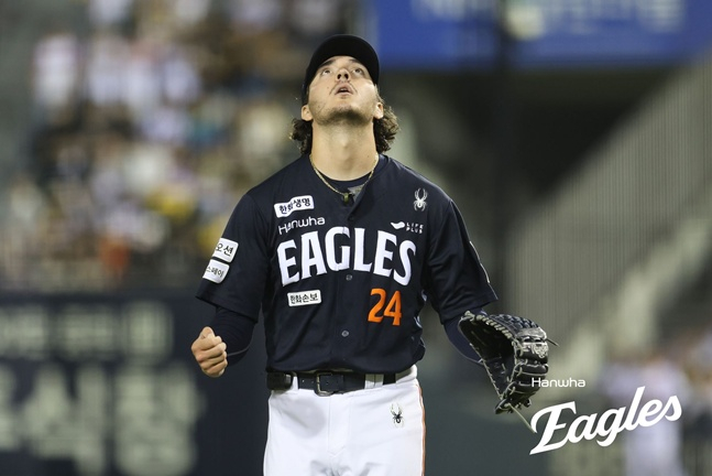 Питчер Hanwha Eagles Оуэн Уайт проводит церемонию после удаления кризиса в конце седьмого иннинга между LG Twins и Shinhan SOL KBO League, которая состоялась на бейсбольном стадионе Джамсиль в Сонгпа-гу, Сеул 3-го числа. /Фото = Предоставлено Hanwha Eagles