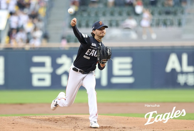 Питчер Hanwha Eagles Оуэн Уайт начал борьбу с LG Twins на бейсбольном стадионе Джамсиль в Сонгпа-гу, Сеул, 3-го числа, чтобы посетить 2026 Shinhan SOL KBO League. /Фото = Предоставлено Hanwha Eagles