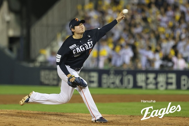 Питчер Hanwha Eagles Джо Дон Ук в конце восьмого иннинга выбегает с полной базой в матче между LG Twins и Shinhan SOL KBO League, который состоялся на бейсбольном стадионе Джамсиль в Сонгпа-гу, Сеул 3-го числа. /Фото = Предоставлено Hanwha Eagles