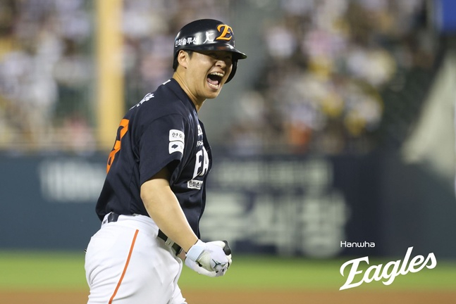 Но Си Хван из Hanwha Eagles кричит после того, как в конце восьмого иннинга он совершил хоум-ран в матче посещения лиги SOL KBO против LG Twins на бейсбольном стадионе Джамсиль в Сонгпа-гу, Сеул, 3-го числа. /Фото = Предоставлено Hanwha Eagles