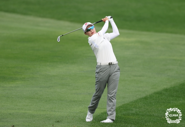 3日，在仁川西区Bears Best青萝(72杆)举行的韩国女子职业高尔夫(KLPGA)巡回赛乐天公开赛第2轮比赛上，金孝珠挥出铁头球杆看着击球。 =照片=KLPGT提供。