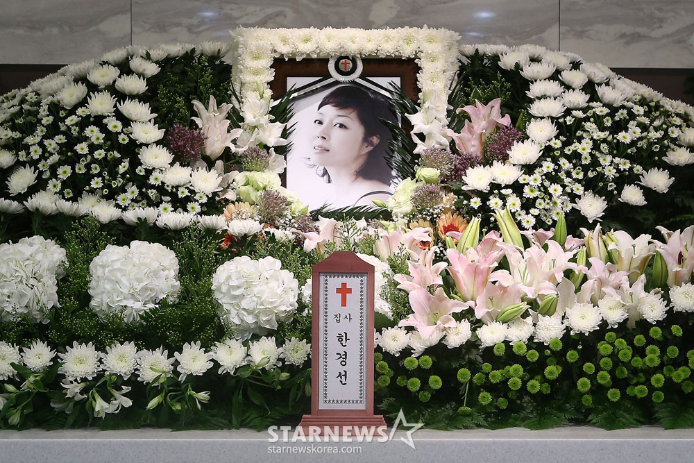 On the morning of the 4th, when actor The Korea Economic Daily (Hankyung) Sun, who had been in an unconscious state due to a cerebral infarction and could not recover from his condition, passed away, a memorial service was held at the Catholic University of Korea Seoul St. Mary's Hospital funeral hall in Banpo-dong, Seocho-gu. /2015.07.04 /Photo=Reporter Lee Ki-beom leekb@
