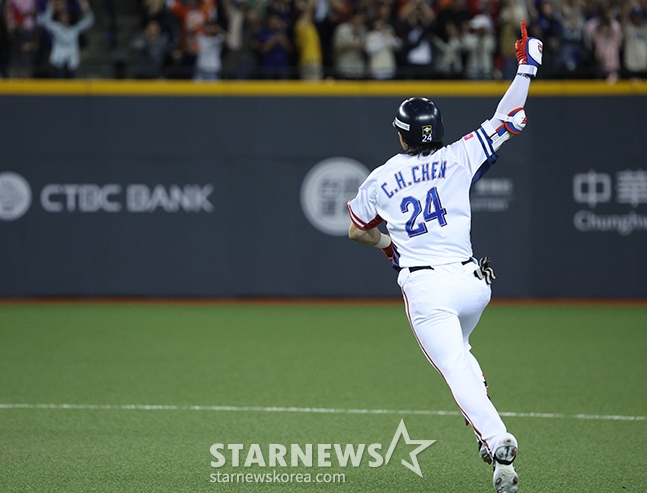 '2024 WBSC Premier12' Group B preliminary match between Korea and Taiwan was held on the 13th at Taipei Dome in Taiwan. Taiwan's Chen Chien-wei hit a bases-loaded home run against Korean starter Ko Young-pyo with no outs and bases loaded in the bottom of the second inning, then crossed home plate. /Photo=Chief correspondent Kim Jin-kyung