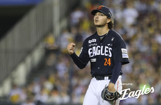 Hanwha Eagles pitcher Owen White strikes out a batter during an away game against the LG Twins at Seoul Jamsil Baseball Stadium on the 3rd in the 2026 Shinhan SOL KBO League, clenching his fist in celebration. /Photo=Hanwha Eagles