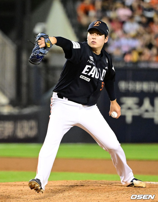 Hanwha Eagles pitcher Jo Dong-wook took the mound in the bottom of the 8th inning with the team leading 1-0 and no outs on a bases-loaded situation during an away game against LG Twins on the 3rd.