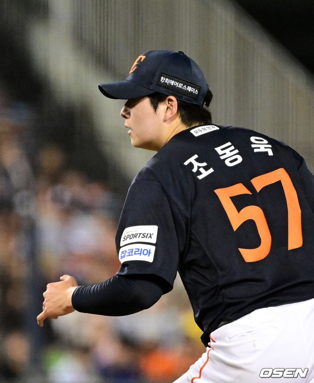 Hanwha Eagles pitcher Jo Dong-wook took the mound in the bottom of the 8th inning with the team leading 1-0 and no outs on a bases-loaded situation during an away game against LG Twins on the 3rd.