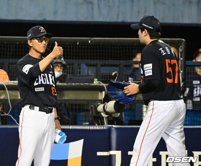 Hanwha Eagles pitcher Jo Dong-wook (on the right) took the mound in the bottom of the 8th inning with the team leading 1-0 and no outs on a bases-loaded situation during an away game against LG Twins on the 3rd. After holding the line scoreless, he received encouragement from coach Kim Woo-seok and headed toward the dugout.
