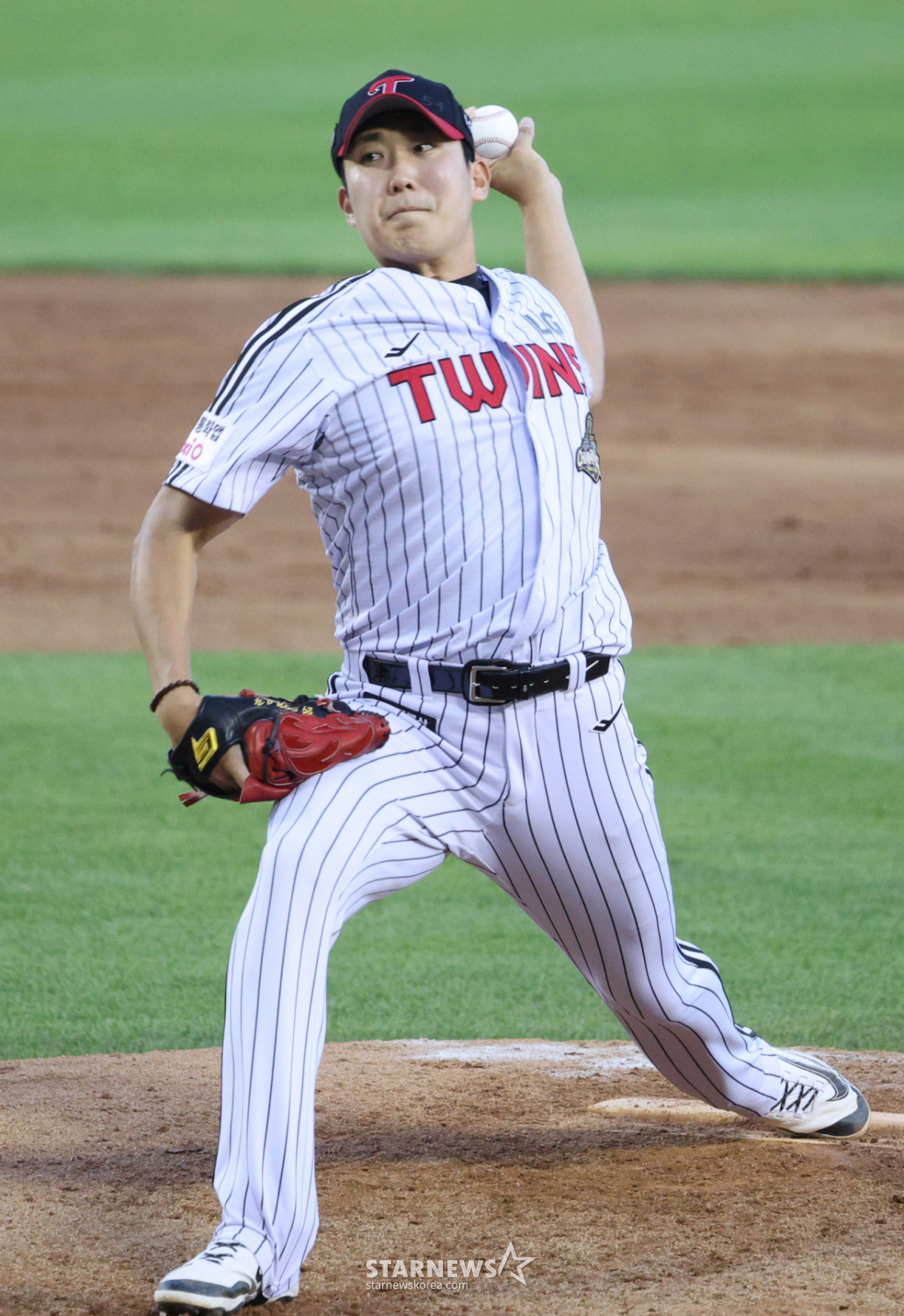 LGツインズの抑え投手、ソン·ジュヨン(右)が5月30日、KIAタイガースとのホーム試合で9回表に登板し、力投している。 /写真=キム·ジンギョン待機者