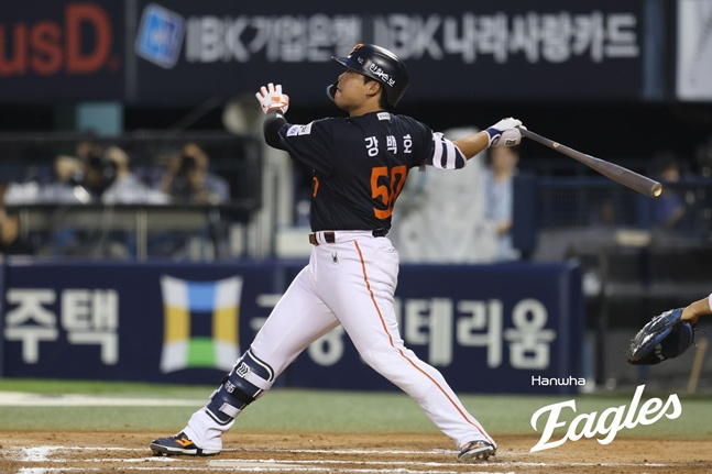 Hanwha Eagle Kang Baek-ho đã đánh một cú home run solo đầu tiên vào đầu hiệp 6 trong trận đấu trên sân khách với LG Twins và đang nhìn về phía bóng chày. /Ảnh = Hanwha Eaglex cung cấp