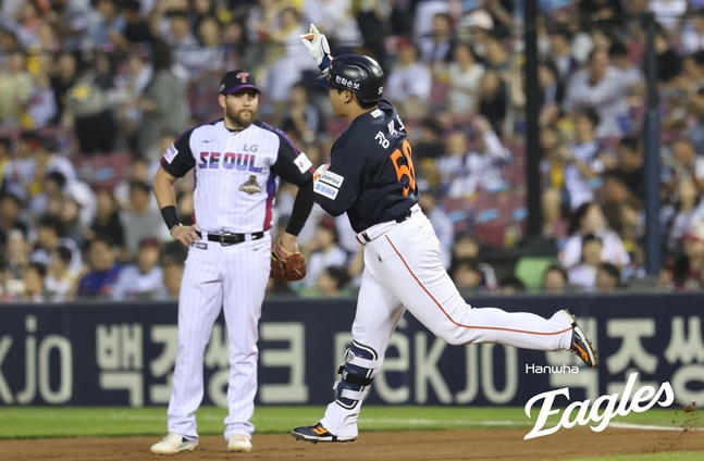 Hanwha Eagle Kang Baek-ho (phải) đã đánh một cú home run solo đầu tiên vào đầu hiệp 6 trong trận đấu trên sân khách LG Twins vào ngày mùng 3. /Ảnh = Hanwha Eaglex cung cấp