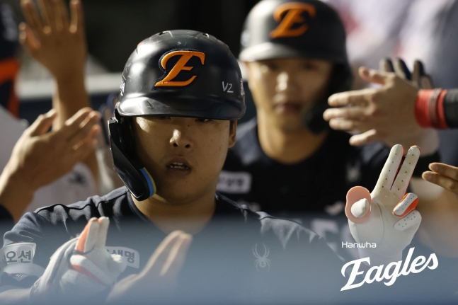 Hanwha Eagle Kang Baek-ho đã đánh một cú home run solo đầu tiên vào đầu hiệp 6 trong trận đấu trên sân khách LG Twins và đang nhận được lời chúc mừng từ các đồng nghiệp trong trận dugout. /Ảnh = Hanwha Eaglex cung cấp