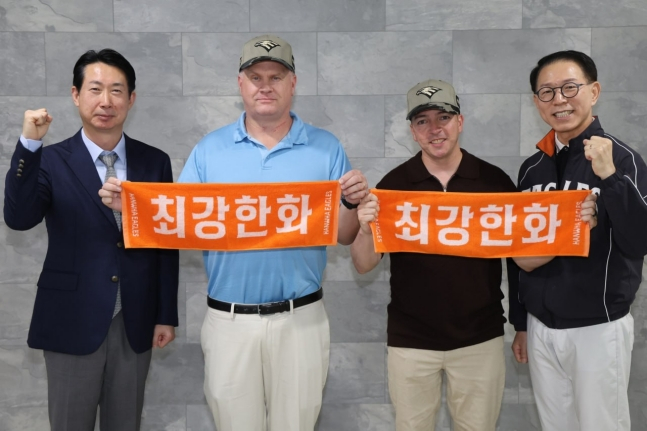 Hanwha Eagles and Hanwha Aerospace invited U.S. military personnel stationed in Korea to a commemorative photo session at their away game against LG Twins held on the 3rd at Jamsil Baseball Stadium. /Photo=Provided by Hanwha Eagles