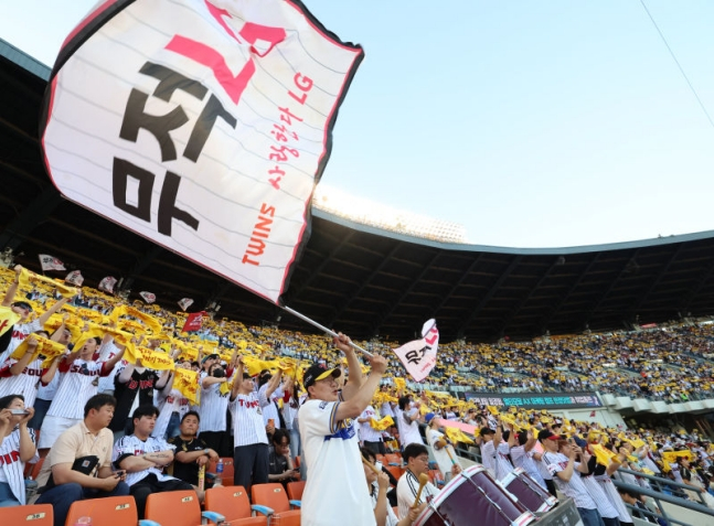 LG Twins home fans fill Jamsil Baseball Stadium. /Photo=LG Twins provided