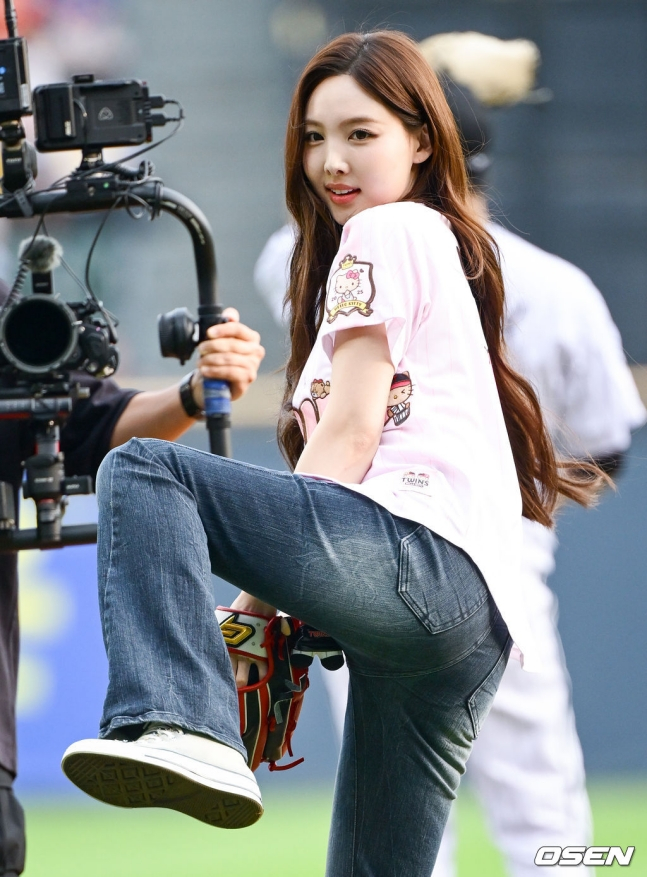 TWICE's Nayeon throws the ceremonial first pitch during the game between the LG Twins and Hanwha Eagles at Jamsil Baseball Stadium on the 4th.