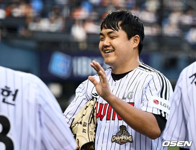 Cầu thủ ném bóng Jang Hyun Sik của LG Twins đang hướng đến dugout sau khi nhận được sự hoan nghênh của các đồng nghiệp sau khi bắt đầu trận đấu đầu tiên tại Hanwha Eagle và Shinhan SOL KBO League 2026 được tổ chức tại sân bóng chày Jamsil, Songpa-gu, Seoul vào ngày 4.