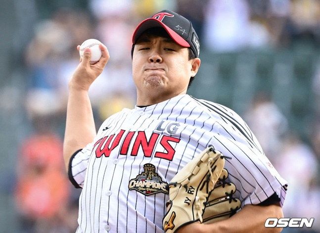 Cầu thủ ném bóng của LG Twins, Jang Hyun Sik, đang ném bóng ngược lại trong trận đấu tại sân nhà của Hanwha Eagle và Shinhan SOL KBO League 2026 được tổ chức tại sân bóng chày Jamsil, Songpa-gu, Seoul vào ngày 4.