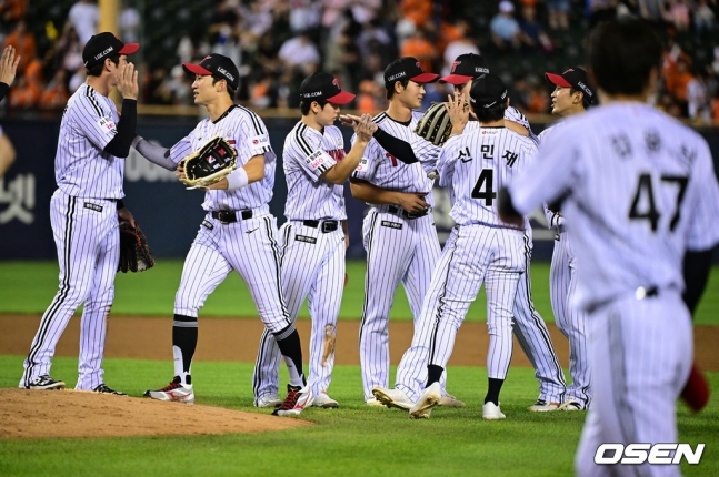 LG Twins players celebrate with a huddle after defeating the Hanwha Eagles in a 2026 Shinhan SOL KBO League home game held at Jamsil Baseball Stadium, Songpa-gu, Seoul, on the 4th.