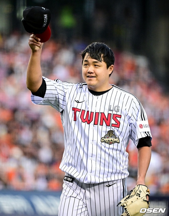 LG Twins pitcher Jang Hyun-sik started against Hanwha Eagles in a 2026 Shinhan SOL KBO League home game at Jamsil Baseball Stadium, Songpa-gu, Seoul, on the 4th, pitching five scoreless innings and waving to home fans before leaving the mound.