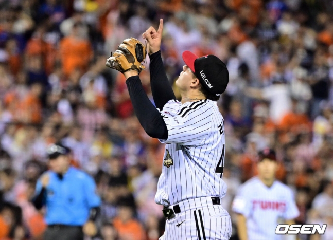 LG Twins pitcher Yacel Larios celebrated after securing the victory as the final pitcher against Hanwha Eagles in a 2026 Shinhan SOL KBO League home game at Jamsil Baseball Stadium, Songpa-gu, Seoul, on the 4th.