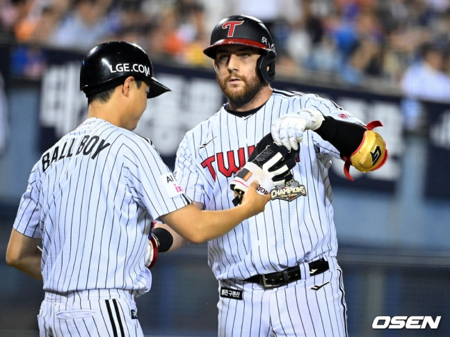 LG Twins Austin Dean (on the right) advances to first base after drawing a bases-loaded walk that drove in a run during the bottom of the sixth inning against Hanwha Eagles in a 2026 Shinhan SOL KBO League home game at Jamsil Baseball Stadium, Songpa-gu, Seoul, on the 4th.