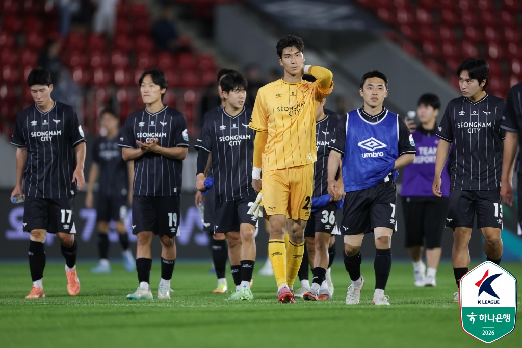 Tras el empate con Gimhae FC en 2008, la delegación de Seongnam FC. /Foto=Federación Coreana de Fútbol Profesional proporcionado