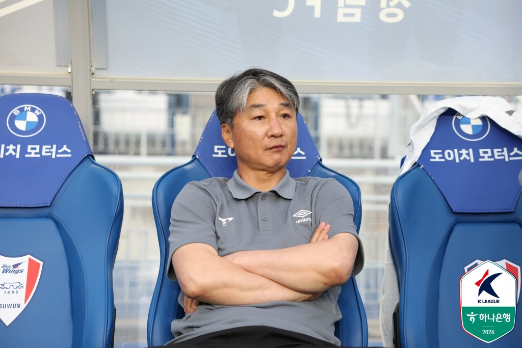 Huấn luyện viên Jeon Kyung-joon của Seongnam FC đang xem trận đấu vòng 16 K-League của Ngân hàng Hana được tổ chức tại sân vận động World Cup Suwon vào lúc 7:30 tối ngày 4. /Ảnh = Liên đoàn bóng đá chuyên nghiệp Hàn Quốc cung cấp