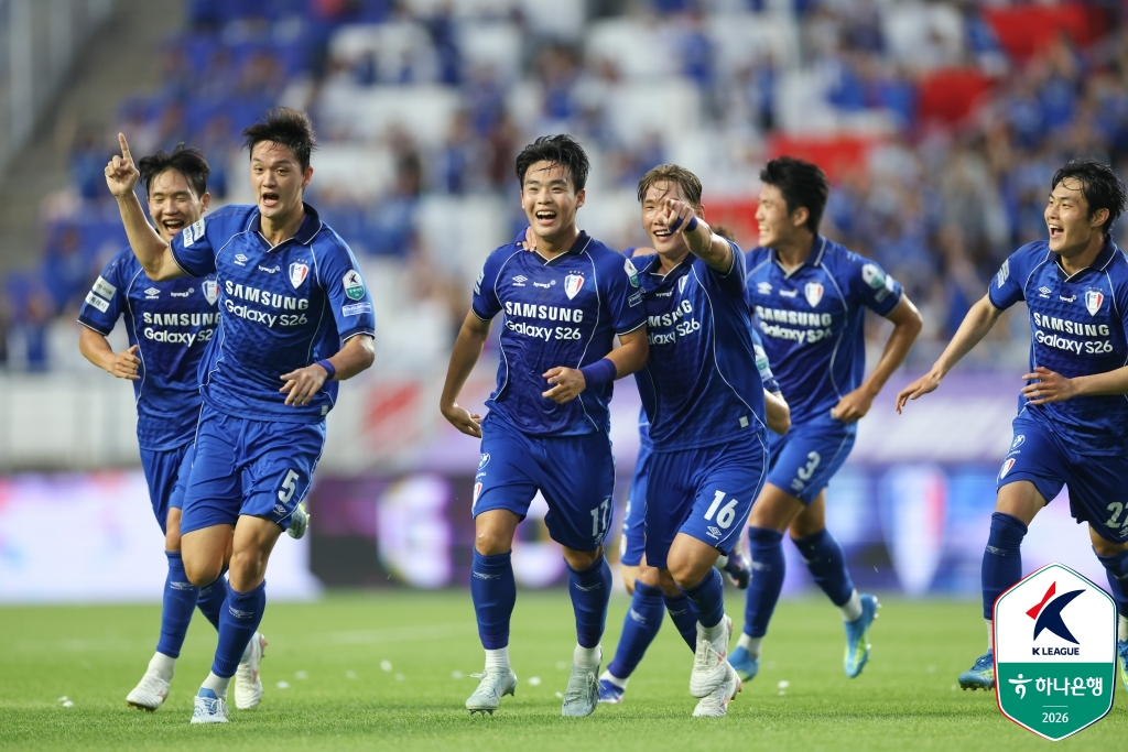 Kang Hyun-mook (số 17) rất vui khi ghi bàn thắng đầu tiên ở vòng 16 giải K-League của Ngân hàng Hana được tổ chức tại sân vận động World Cup Suwon vào lúc 7:30 tối ngày 4. /Ảnh = Liên đoàn bóng đá chuyên nghiệp Hàn Quốc cung cấp