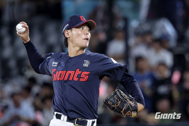 ロッテの飯村が4日、水原（スウォン）KT戦で力投している。 /写真=ロッテジャイアンツ提供