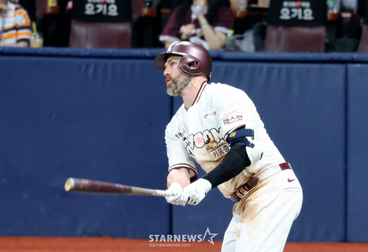 Kiwoom Heroes third batter Matt Davidson is hitting a double in the bottom of the 6th inning with one out and a runner on second base during the 2026 KBO League Kiwoom Heroes vs. Doosan Bears game held at Gocheok Sky Dome on the 4th. 2026.07.04. /Photo=Senior reporter Kang Young-jo cameratalks@
