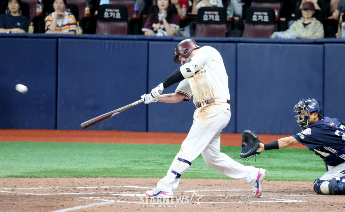 Kiwoom Heroes third batter Matt Davidson is hitting a double in the bottom of the 6th inning with one out and a runner on second base during the 2026 KBO League Kiwoom Heroes vs. Doosan Bears game held at Gocheok Sky Dome on the 4th. 2026.07.04. /Photo=Senior reporter Kang Young-jo cameratalks@