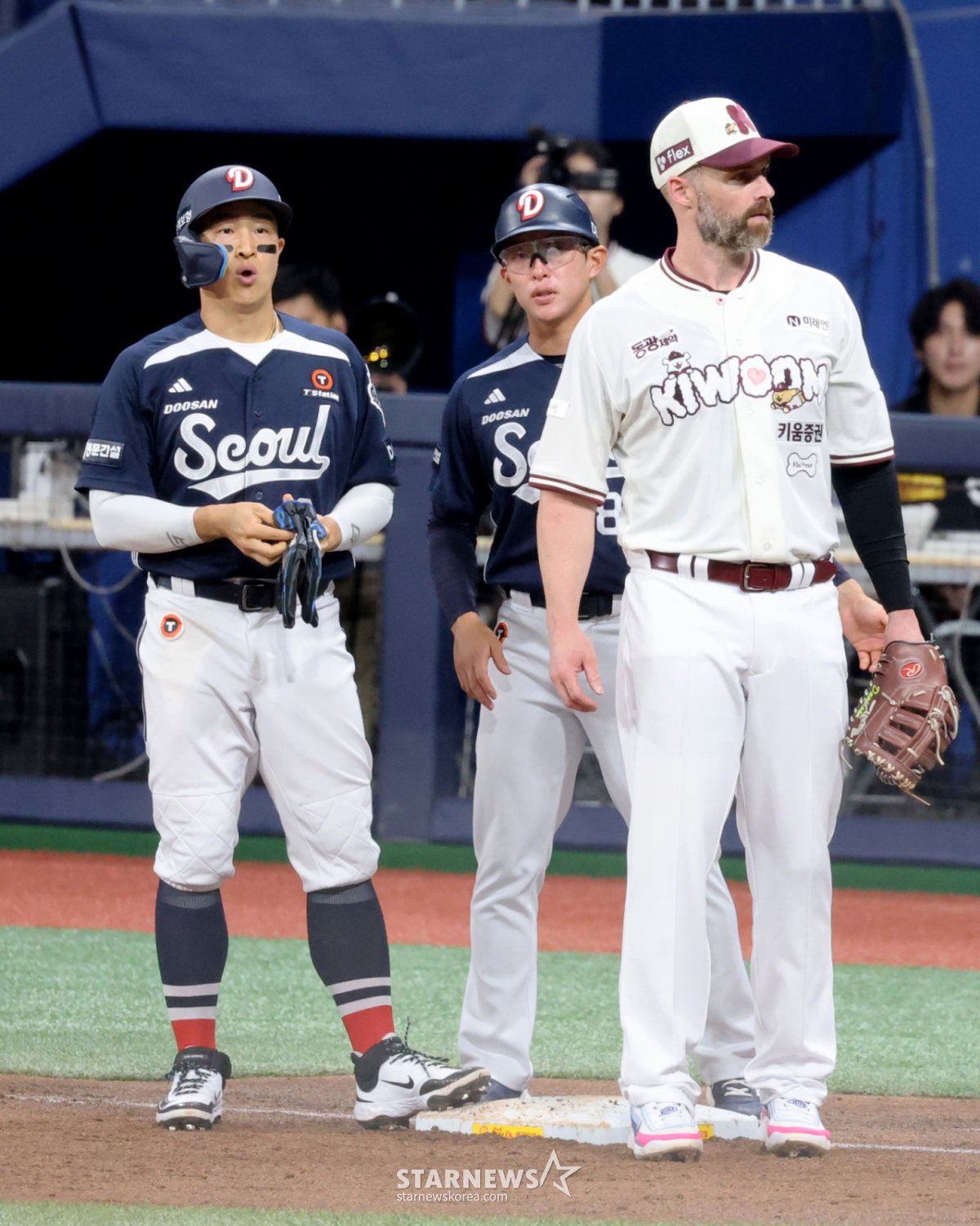 Kiwoom first baseman Matt Davidson is starting at first base during the 2026 KBO League Kiwoom Heroes vs. Doosan Bears game held at Gocheok Sky Dome on the 4th. Davidson faces Son Ah-seop at first base. 2026.07.04. /Photo=Senior reporter Kang Young-jo cameratalks@