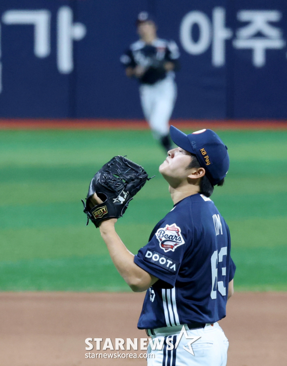 Doosan's Kim Taek-yeon successfully held off a bases-loaded, no-out crisis in the bottom of the 7th inning during the 2026 KBO League Kiwoom Heroes vs. Doosan Bears game at Gocheok Sky Dome on the 4th, keeping the scoreless. /Photo=Senior reporter Kang Young-jo